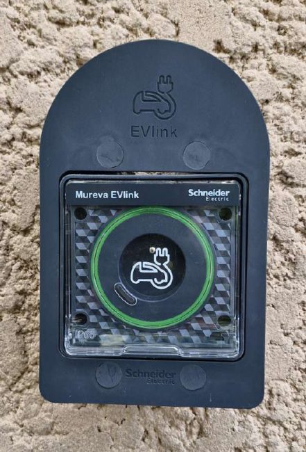 ag-solaire-prise-de-recharge-vehicule-electrique